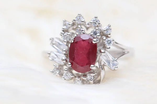 Roter Edelstein auf Diamantring — Stockfoto