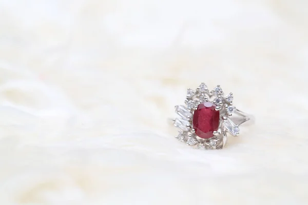 Pedra preciosa vermelha no anel de diamante — Fotografia de Stock