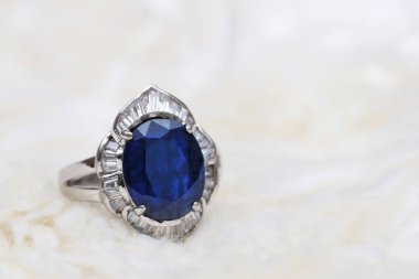 Mavi mücevher ve elmas yüzük