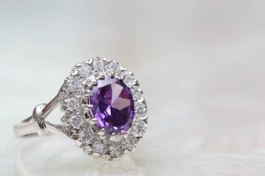 Elmas yüzük ve mor mücevher