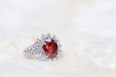 Elmas yüzükteki kırmızı değerli taş, Ruby.