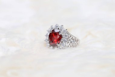 Elmas yüzükteki kırmızı değerli taş, Ruby.