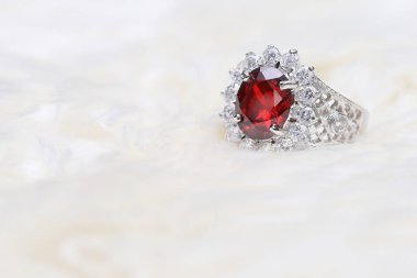 Elmas yüzükteki kırmızı değerli taş, Ruby.