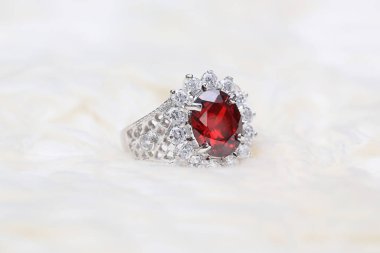 Elmas yüzükteki kırmızı değerli taş, Ruby.