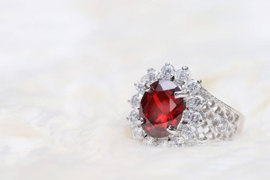 Elmas yüzükteki kırmızı değerli taş, Ruby.