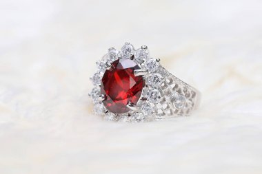 Elmas yüzükteki kırmızı değerli taş, Ruby.