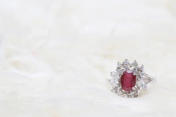 Красный драгоценный камень на бриллиантовом кольце — стоковое фото