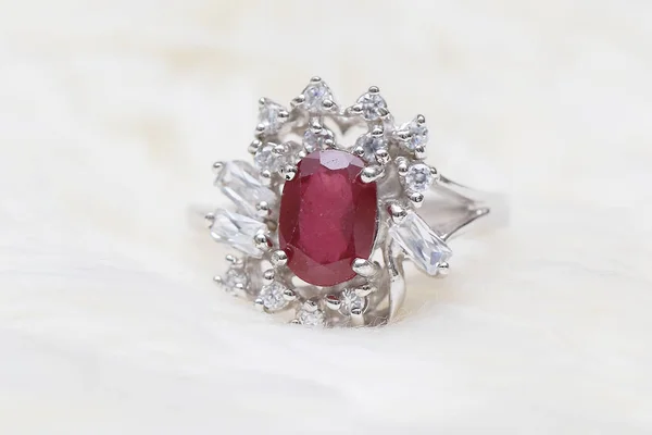 Rode edelsteen op diamanten ring — Stockfoto