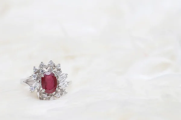 Pierre rouge sur bague en diamant — Photo