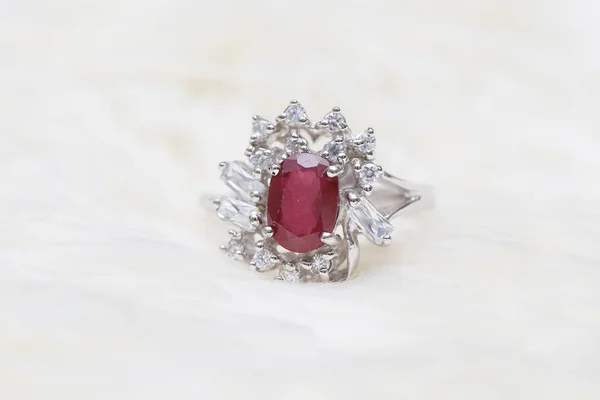 Rode edelsteen op diamanten ring — Stockfoto