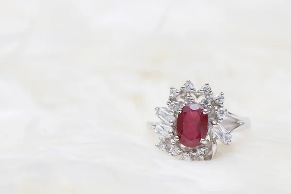 Piedra preciosa roja en anillo de diamante — Foto de Stock