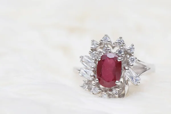 钻石戒指上的红宝石 — 图库照片