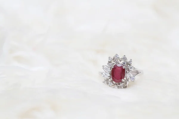 Roter Edelstein auf Diamantring — Stockfoto