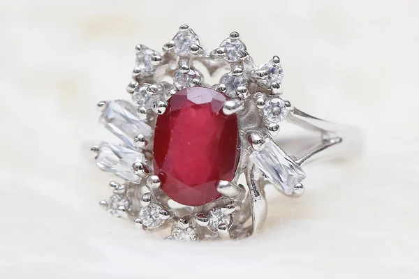 Pierre rouge sur bague en diamant — Photo