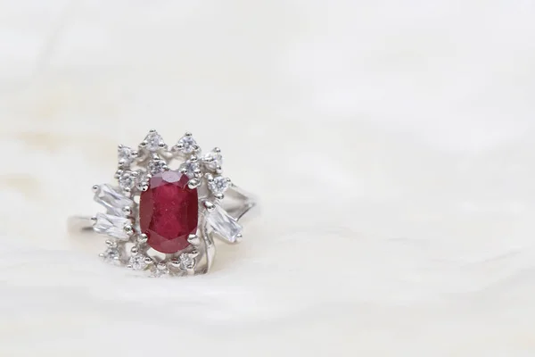 Piedra preciosa roja en anillo de diamante —  Fotos de Stock