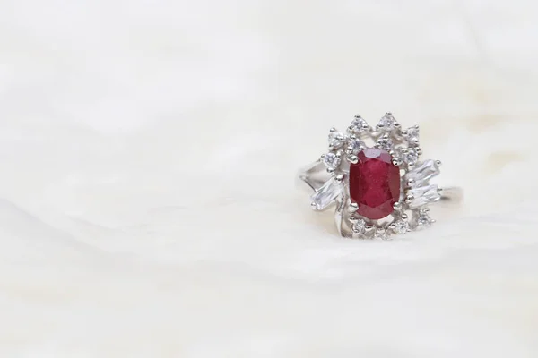 Piedra preciosa roja en anillo de diamante — Foto de Stock