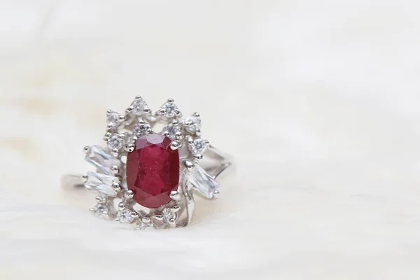 Pierre rouge sur bague en diamant — Photo