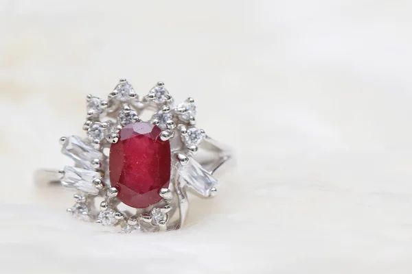 Piedra preciosa roja en anillo de diamante —  Fotos de Stock