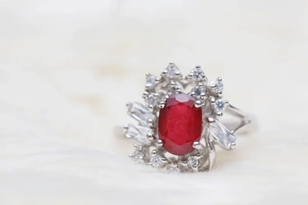 Красный драгоценный камень на бриллиантовом кольце — стоковое фото