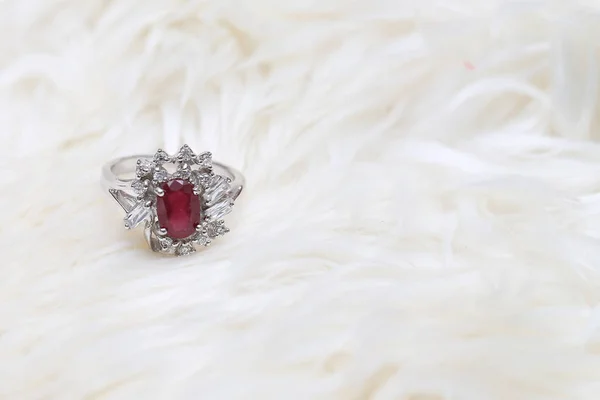 Červený drahokam na diamantovém prstenu — Stock fotografie