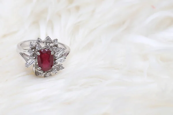 Piedra preciosa roja en anillo de diamante —  Fotos de Stock