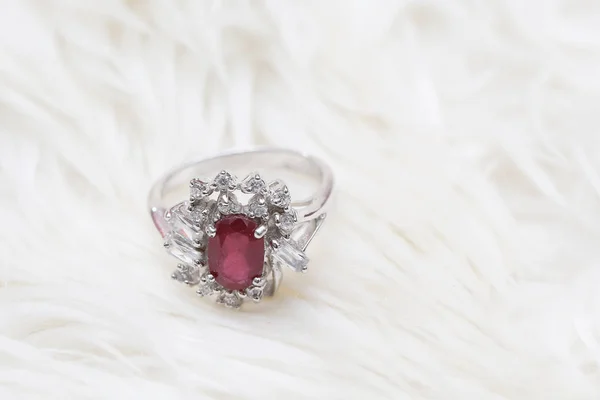 Pierre rouge sur bague en diamant — Photo