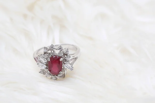 Pierre rouge sur bague en diamant — Photo