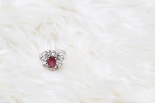 Pietra preziosa rossa su anello di diamanti — Foto Stock