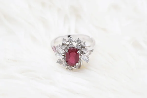 Pierre rouge sur bague en diamant — Photo