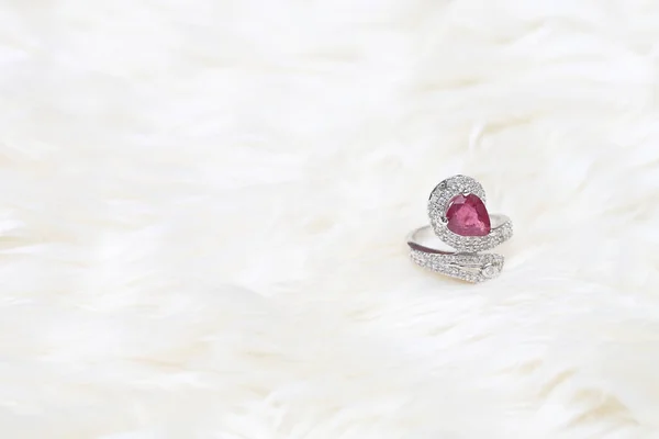 Piedra preciosa rosa en anillo de diamante —  Fotos de Stock