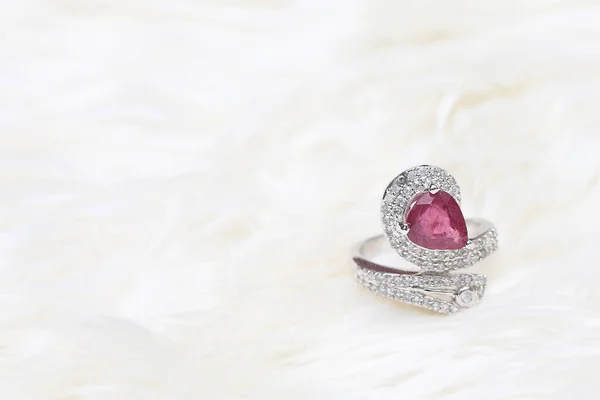 Pierre précieuse rose sur bague en diamant — Photo