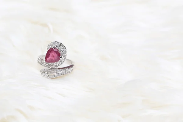 Růžový drahokam na diamantovém prstenu — Stock fotografie