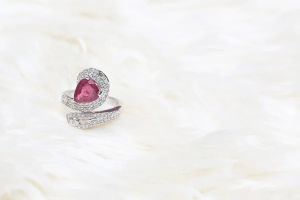 Roze edelsteen op diamanten ring — Stockfoto