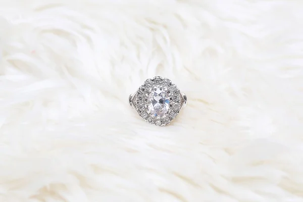 Bague en diamant sur fond de tissu blanc — Photo