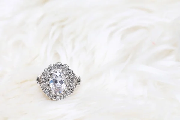 Bague en diamant sur fond de tissu blanc — Photo