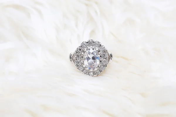 Διαμαντένιο δαχτυλίδι σε λευκό φόντο υφάσματος — Φωτογραφία Αρχείου