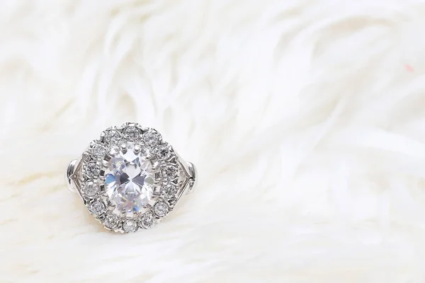 Anello di diamanti su sfondo tessuto bianco — Foto Stock