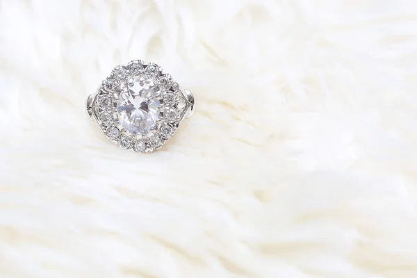 Diamanten ring op witte stof achtergrond — Stockfoto