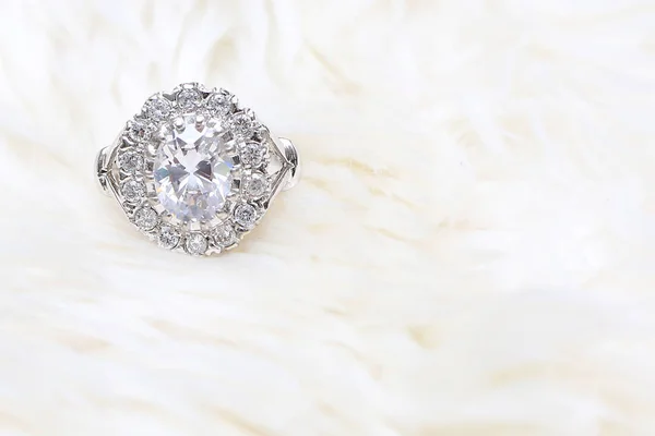 Бриллиантовое кольцо на белом фоне — стоковое фото