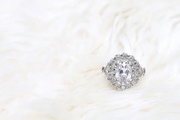 Anillo de diamantes sobre fondo de tela blanca — Foto de Stock