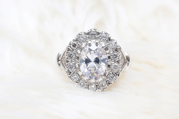 Gyémánt gyűrű fehér szövet háttér — Stock Fotó