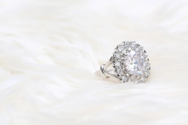 Anello di diamanti su sfondo tessuto bianco — Foto Stock