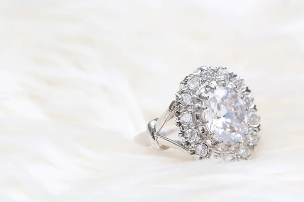 Anel de diamante no fundo tecido branco — Fotografia de Stock