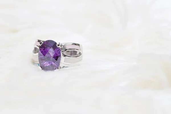 Diamentowy pierścień i fioletowy kamień — Zdjęcie stockowe