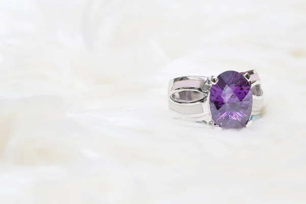 Diamentowy pierścień i fioletowy kamień — Zdjęcie stockowe
