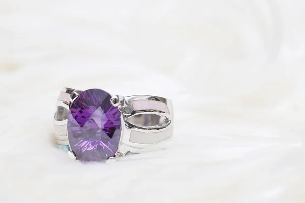 Anillo de diamante y gema púrpura —  Fotos de Stock