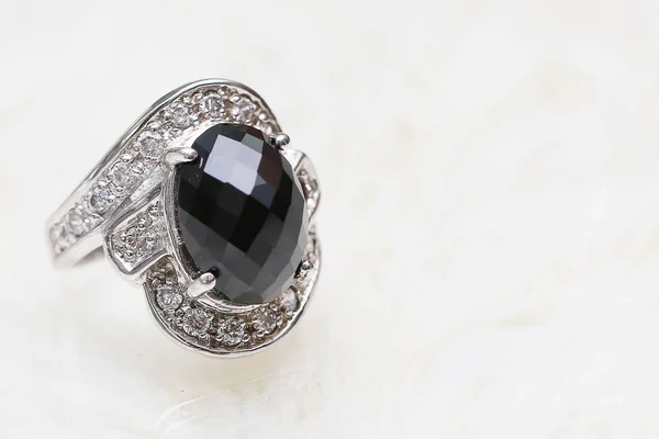 Jasper elmas yüzüklü siyah mücevher — Stok fotoğraf