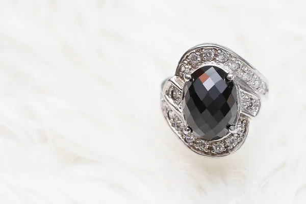 Jaspis schwarzer Edelstein auf Diamantring — Stockfoto