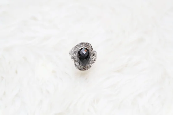 Piedra preciosa jaspe negro en anillo de diamantes —  Fotos de Stock