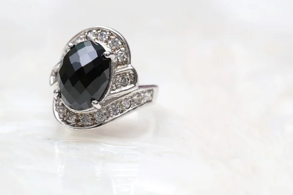 Piedra preciosa jaspe negro en anillo de diamantes — Foto de Stock